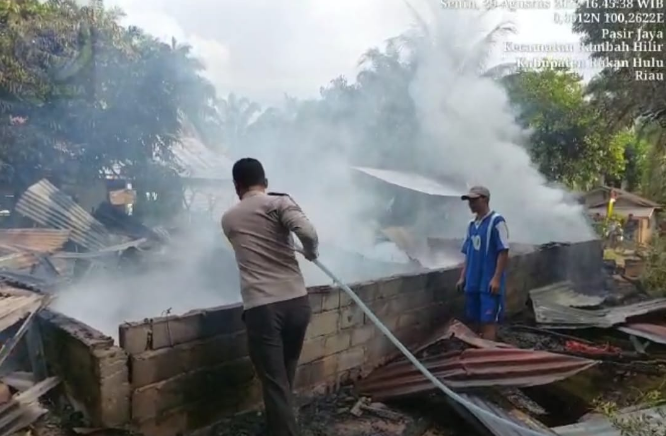 Rumah Warga Kebakaran, Kapolsek Rambah Hilir Langsung Turun Tangan Bantu Padamkan Api